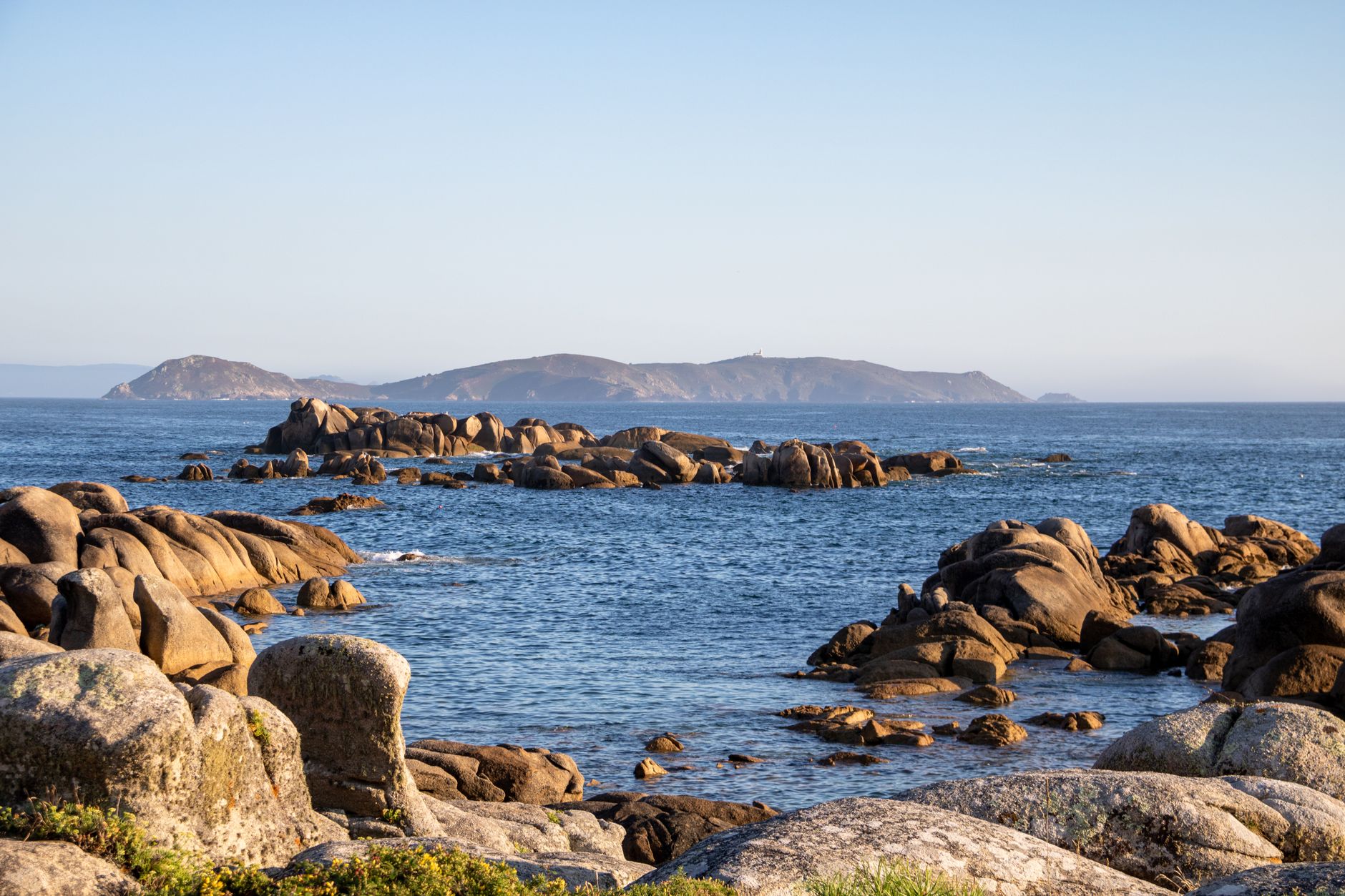 El latido mineral del archipiélago de la Toja: hidroterapia balnearia y la ciencia del jabón termal en las Rías Baixas