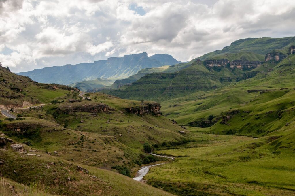 La Travesía del Sendero de Drakensberg en Sudáfrica: Guía de Expedición y Senderismo por la Cresta del Gran Escarcarpiento