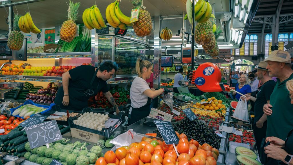 El secreto de la juncia y el bancal: la liturgia del Mercado Central de Almería y los tesoros del Poniente