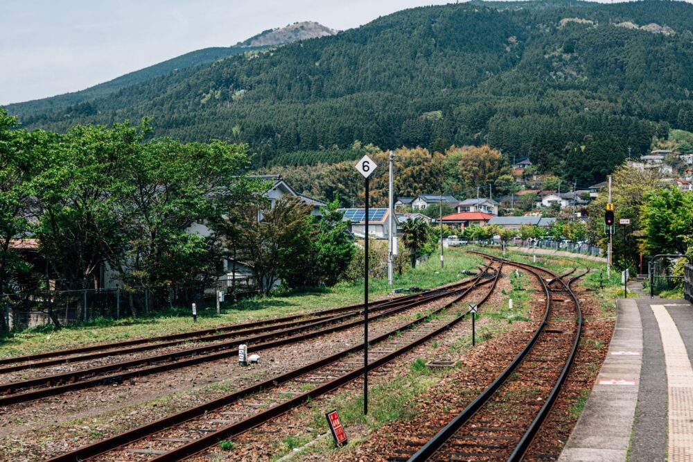 El Ferrocarril del Valle del Kiso: Ingeniería feudal, logística alpina y la conectividad histórica de la Ruta Nakasendo en Japón