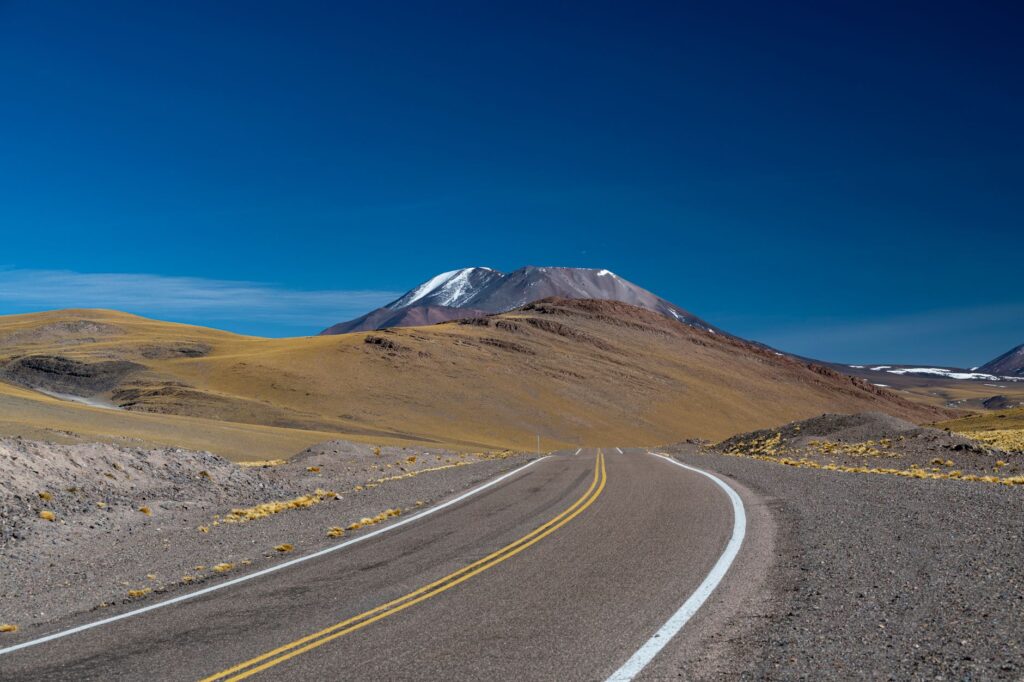 El Ferrocarril Trasandino de los Libertadores: Ingeniería de cumbres, logística cordillerana y la conectividad ferroviaria histórica entre Mendoza y Los Andes