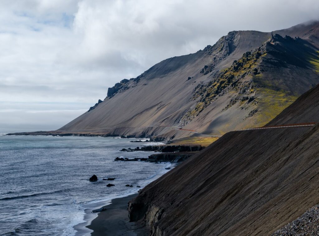 El latido del ferry de los fiordos occidentales: navegación remota y aislamiento atlántico en Islandia