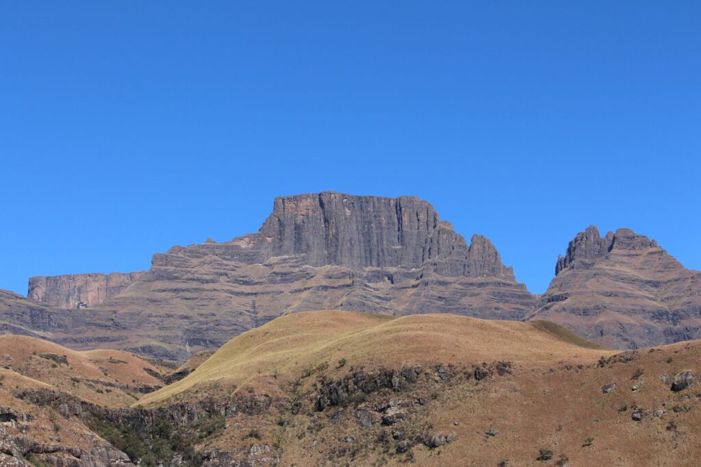 La Travesía del Drakensberg: Guía de Expedición y Senderismo por el Gran Escarpe de Sudáfrica