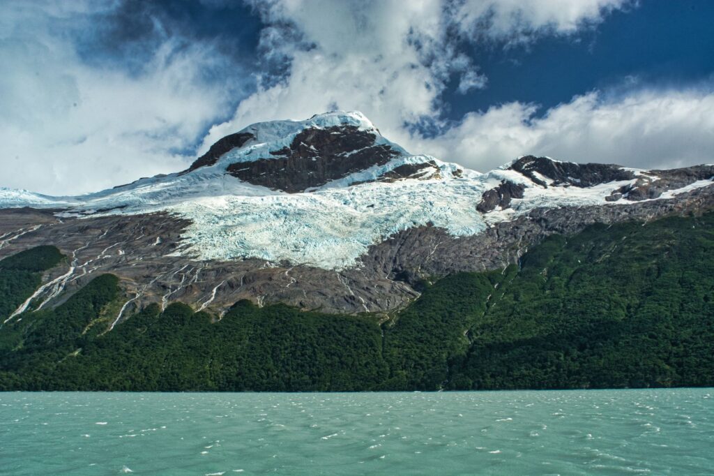 La Travesía del Glaciar Perito Moreno en Crampones: Guía de Expedición y Logística Glaciar por los Canales Patagónicos
