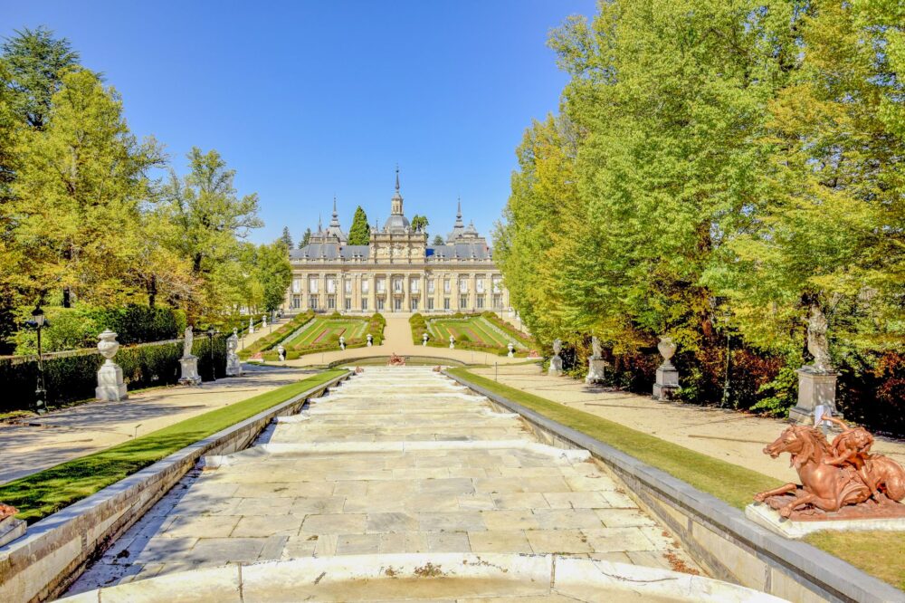 El Renacimiento del Vidrio Soplado de La Granja: Fuego, Cal y Memoria en los Reales Sitios