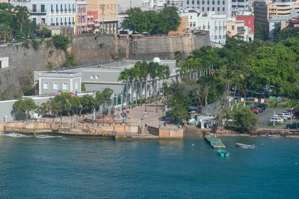 El laberinto intermodal del archipiélago de las islas de Juan Fernández: lanchas de pesca, pistas de arcilla y la frágil conectividad de un confín oceánico
