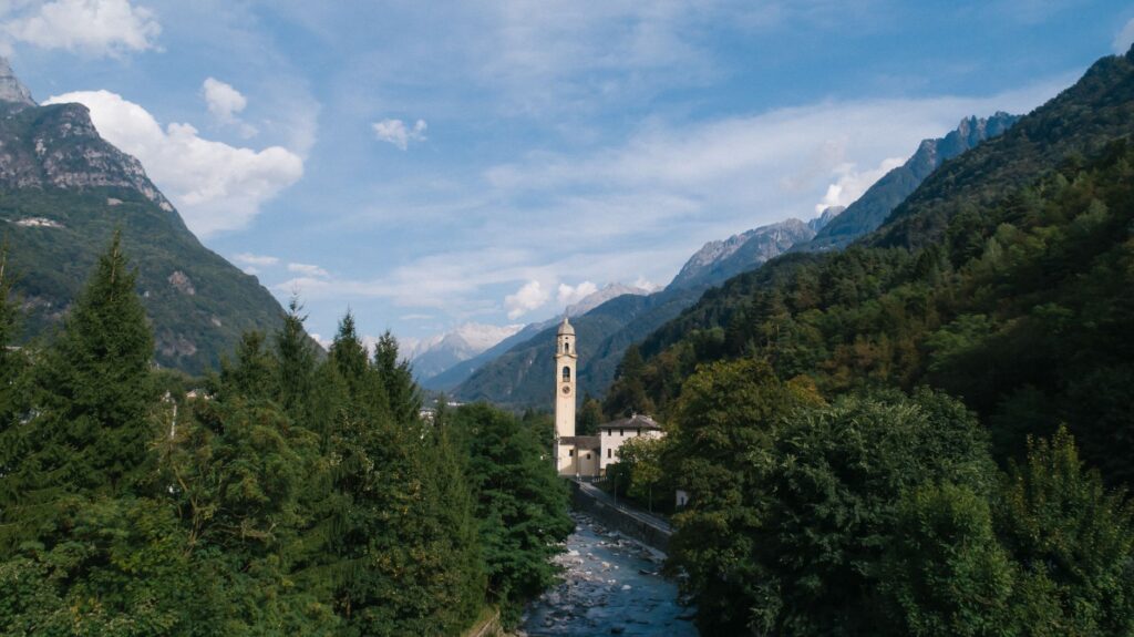 El Ferrocarril Bernina Express: Ingeniería de glaciares, logística alpina y la conectividad ferroviaria entre Suiza e Italia