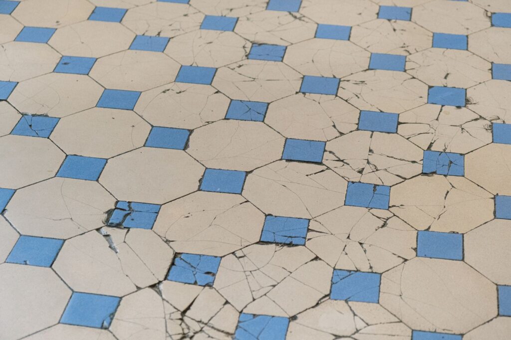 El latido del mosaico hidráulico: molde, pigmento y memoria en los obradores de Barcelona