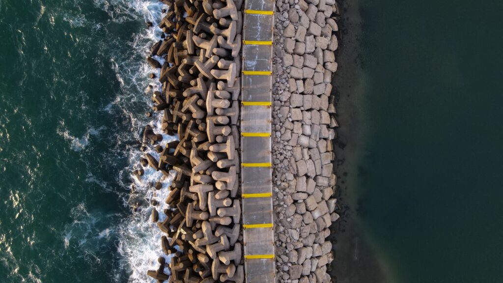 El latido meridional del archipiélago de las Orcadas: Calzadas de piedra, ferris de marea y la conectividad insular de Scapa Flow
