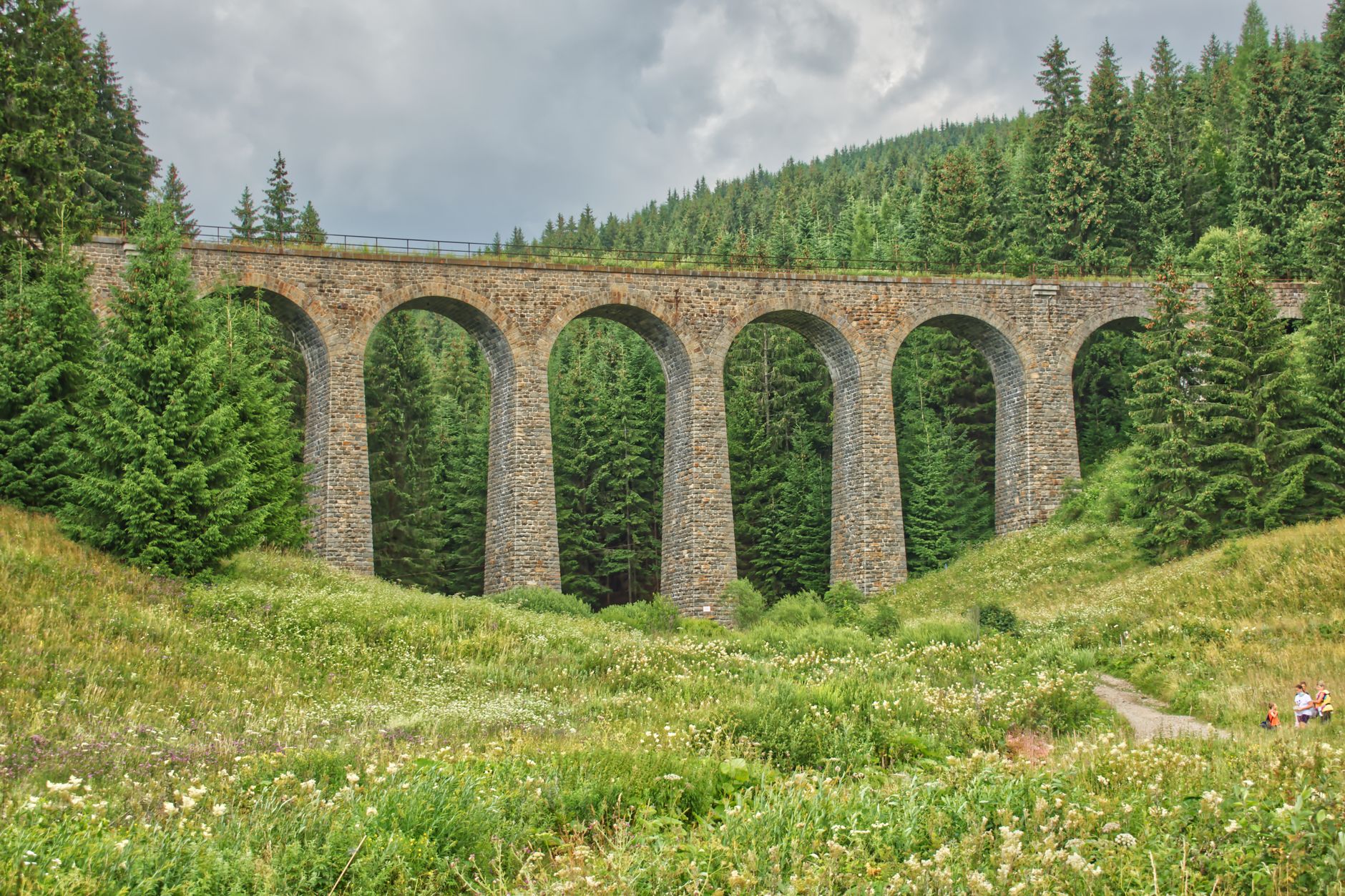 El Ferrocarril del Centenario: Ingeniería y Conectividad en el Corazón de los Cárpatos Eslovacos
