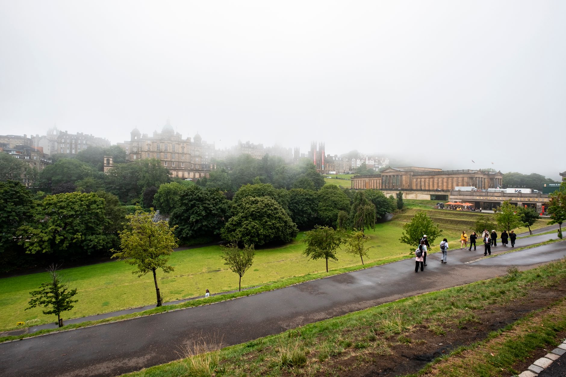 Edimburgo, más allá de la piedra: El latido oculto bajo la niebla escocesa