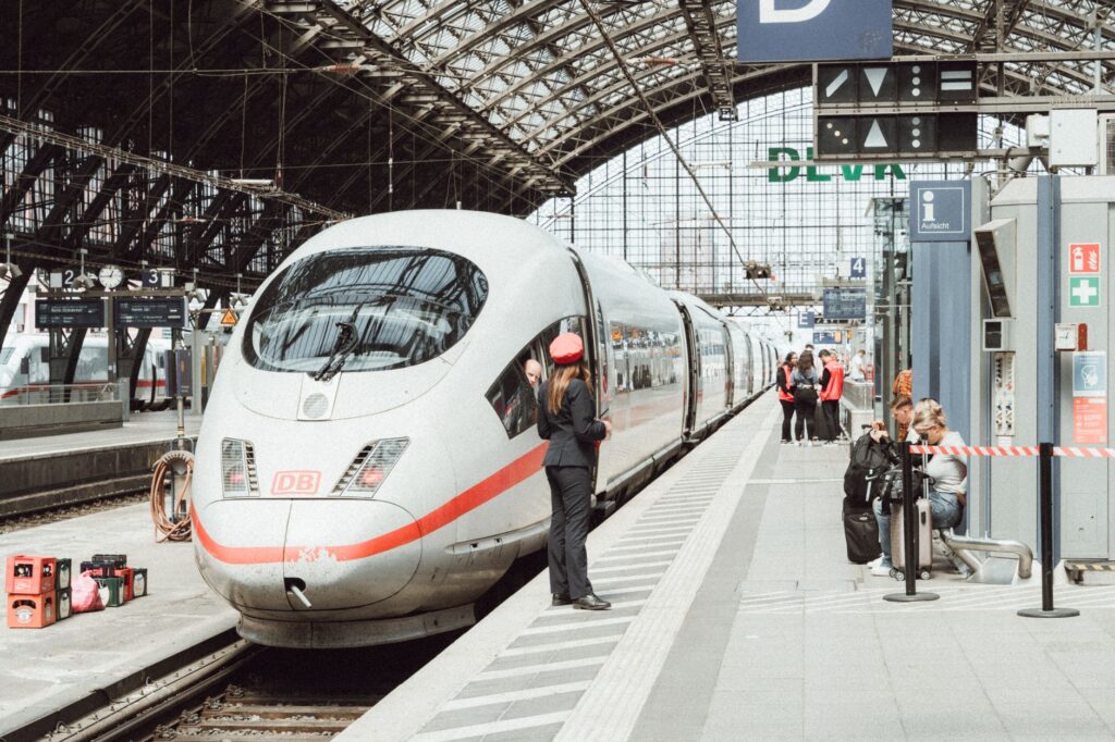 El latido del tren cremallera de la Rhätische Bahn hacia Alp Grüm: ingeniería de alta montaña y el paso por la frontera invisible