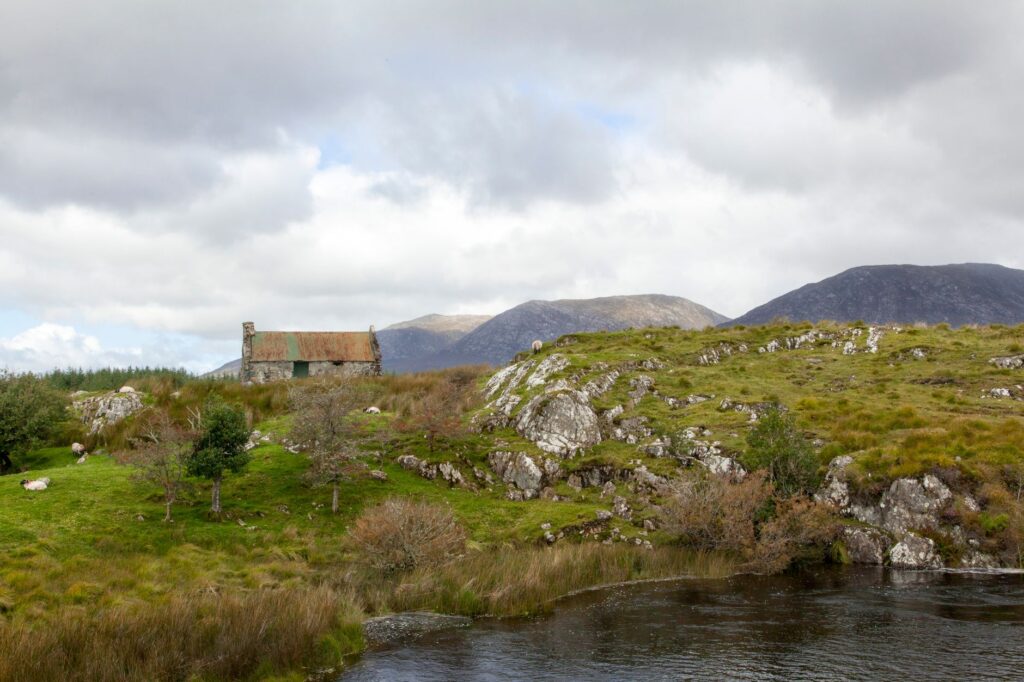 El silencio milenario de los fiordos de fiordos de Killary: navegación de bajura y arquitectura de piedra en el Atlántico de Connemara