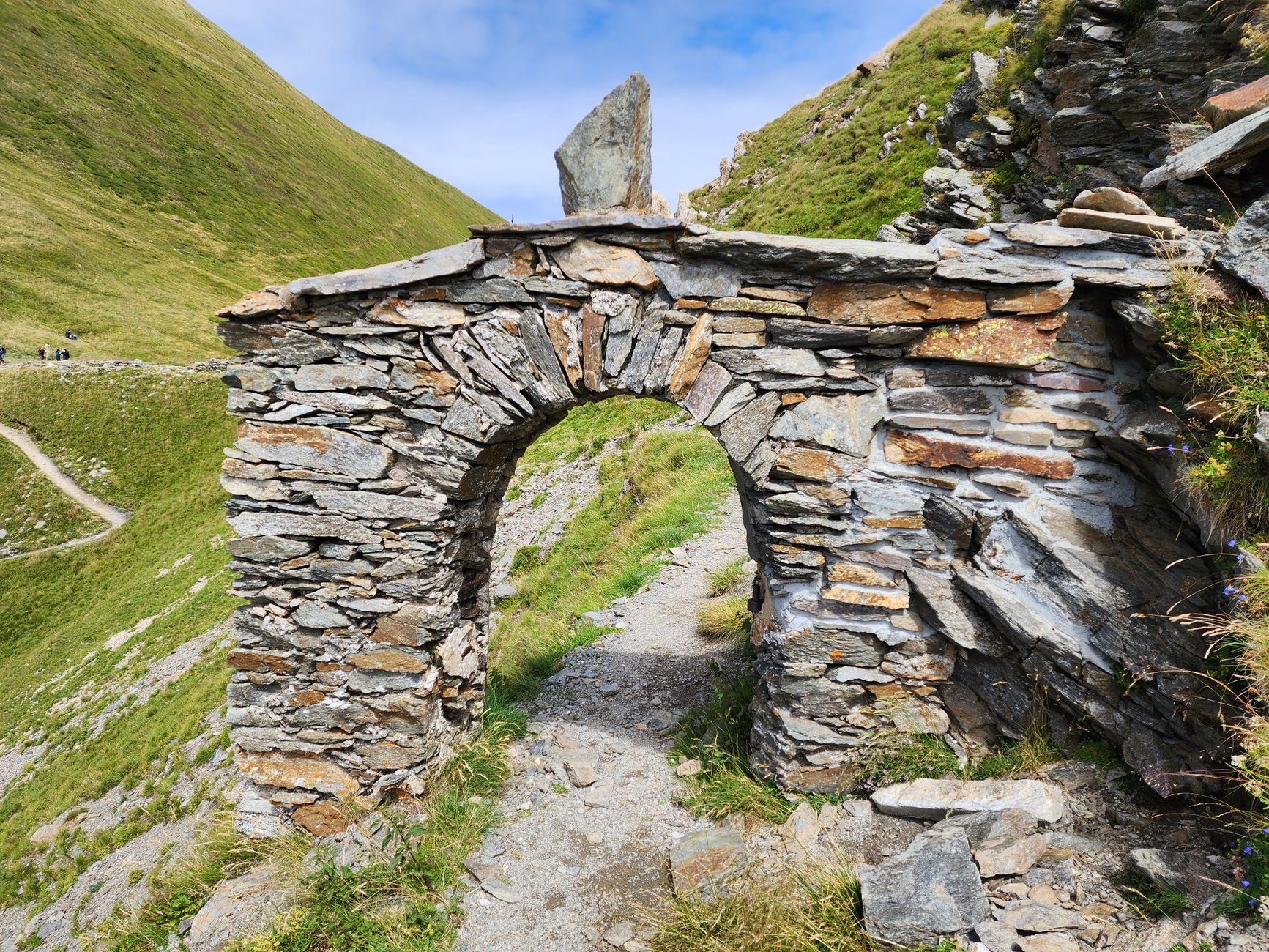 El silencio milenario de los baños de vapor de Vals: hidroterapia alpina y arquitectura de piedra en los valles de los Grisones