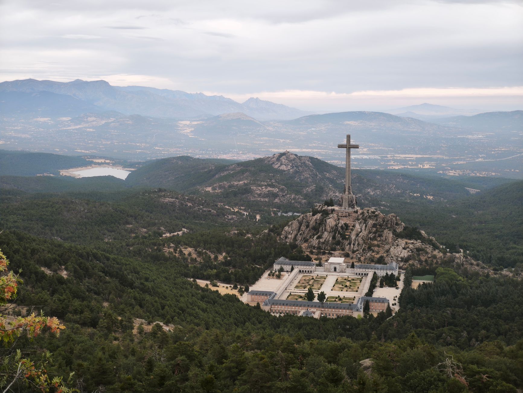 El pentagrama de basalto: Arquitectura, silencio y los talleres de organería en los valles altos de los Alpes Julianos