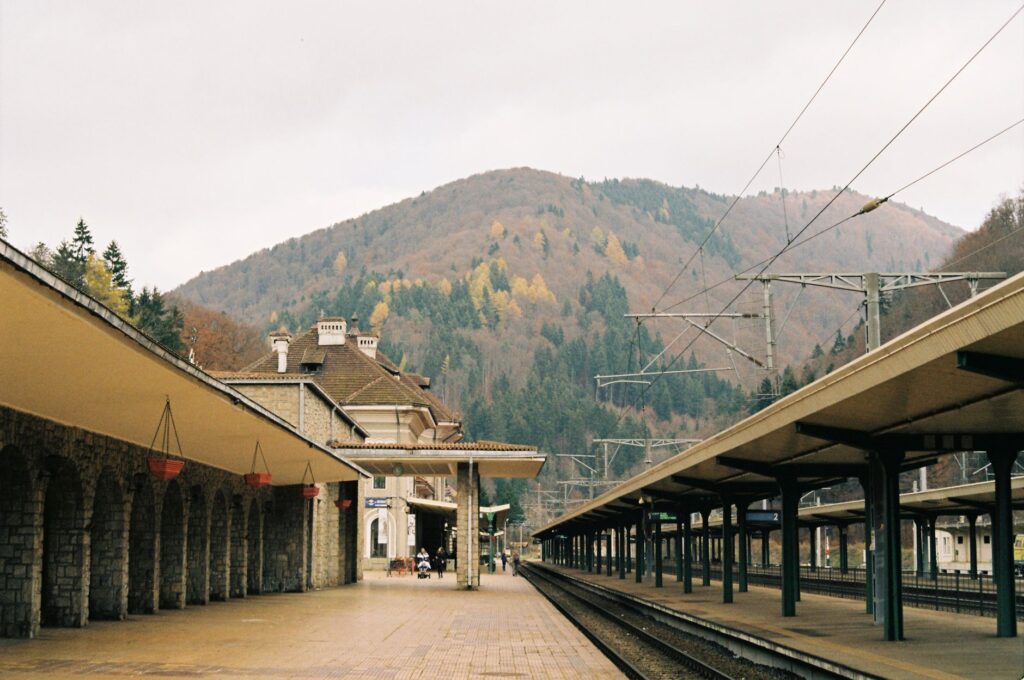 El Ferrocarril Transpirenaico Oriental: Ingeniería de desfiladeros, logística de cumbres y la conectividad ferroviaria histórica entre Ripoll y Latour-de-Carol