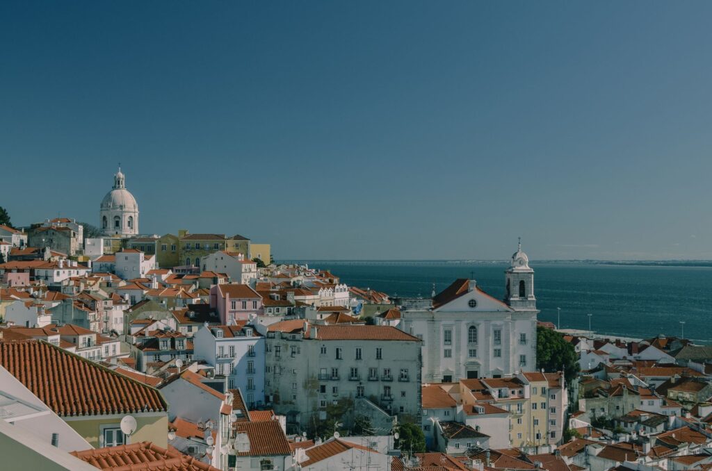 El Renacimiento del Azulejo Portugués: Vidriado, Cobalto y Memoria en los Hornos de Lisboa