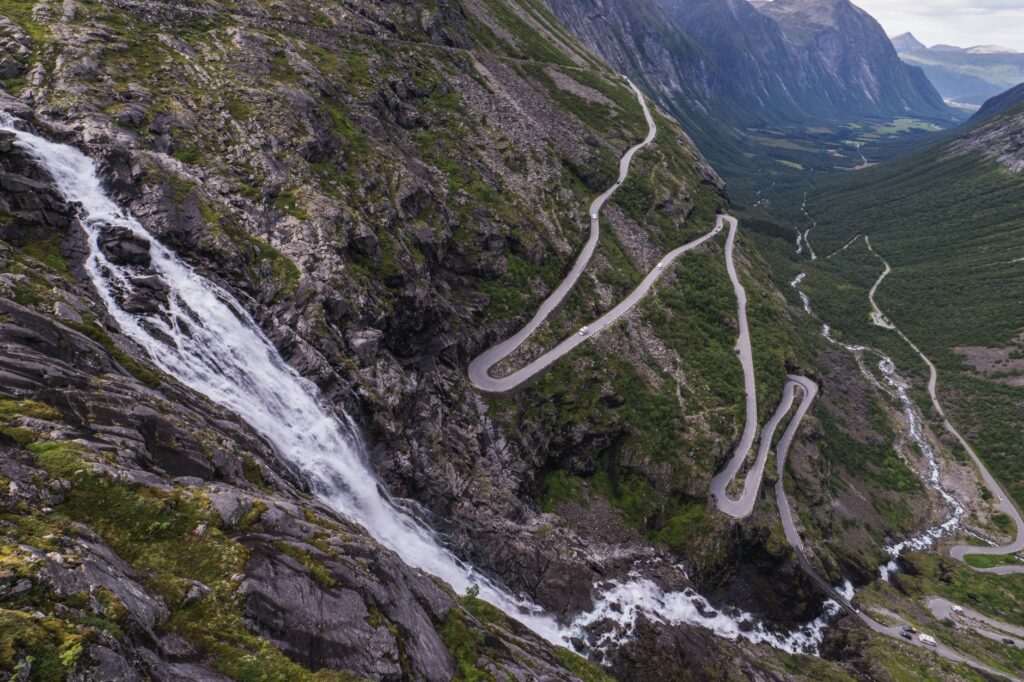 La Travesía del Camino de los Trolls en Noruega: Guía de Expedición y Conducción por los Fiordos Occidentales