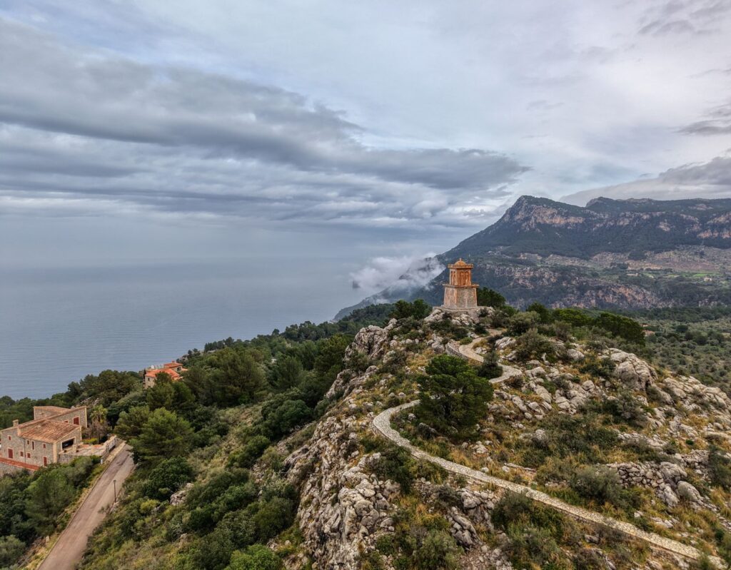 El latido de la piedra seca: laja, pendiente y memoria en los bancales de la Sierra de Tramuntana