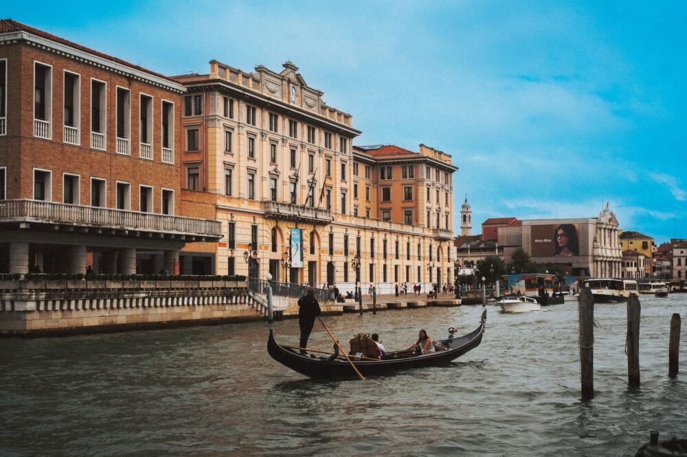 El Renacimiento de la Góndola Veneciana: Hacha, Roble y Memoria en los Squeri de la Serenísima