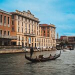 El Renacimiento de la Góndola Veneciana: Hacha, Roble y Memoria en los Squeri de la Serenísima