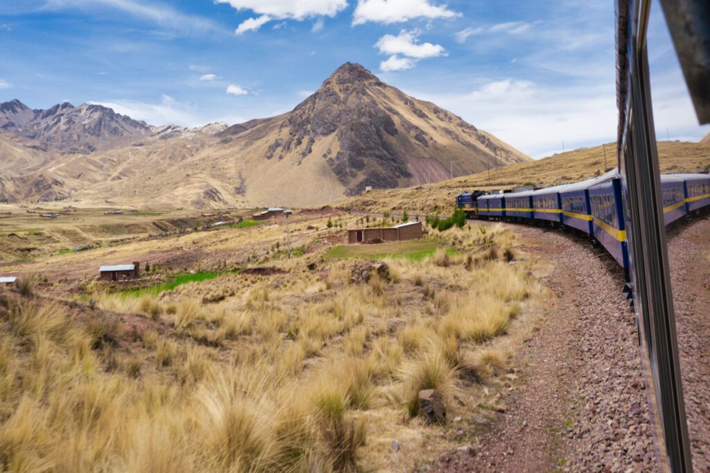 El latido de los valles interandinos: cómo la electrificación ferroviaria y los senderos comunitarios transforman el transporte en el Valle Sagrado de los Incas