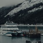 El laberinto intermodal del fiordo de Milford: catamaranes de marea, carreteras de grava alpina y la frágil conectividad de Piopiotahi