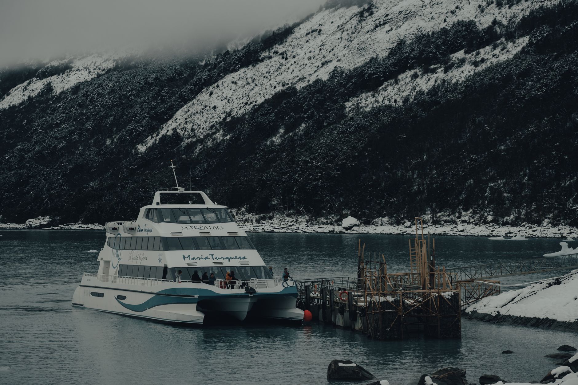 El laberinto intermodal del fiordo de Milford: catamaranes de marea, carreteras de grava alpina y la frágil conectividad de Piopiotahi