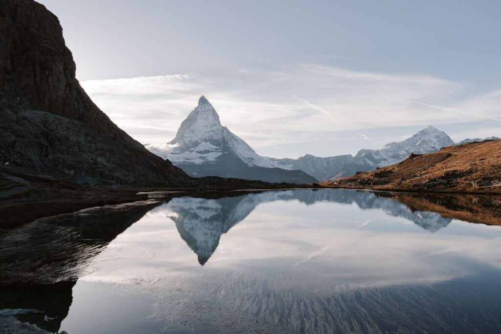El laberinto de piedra y vapor: La odisea logística del tren cremallera de Zermatt al Gornergrat