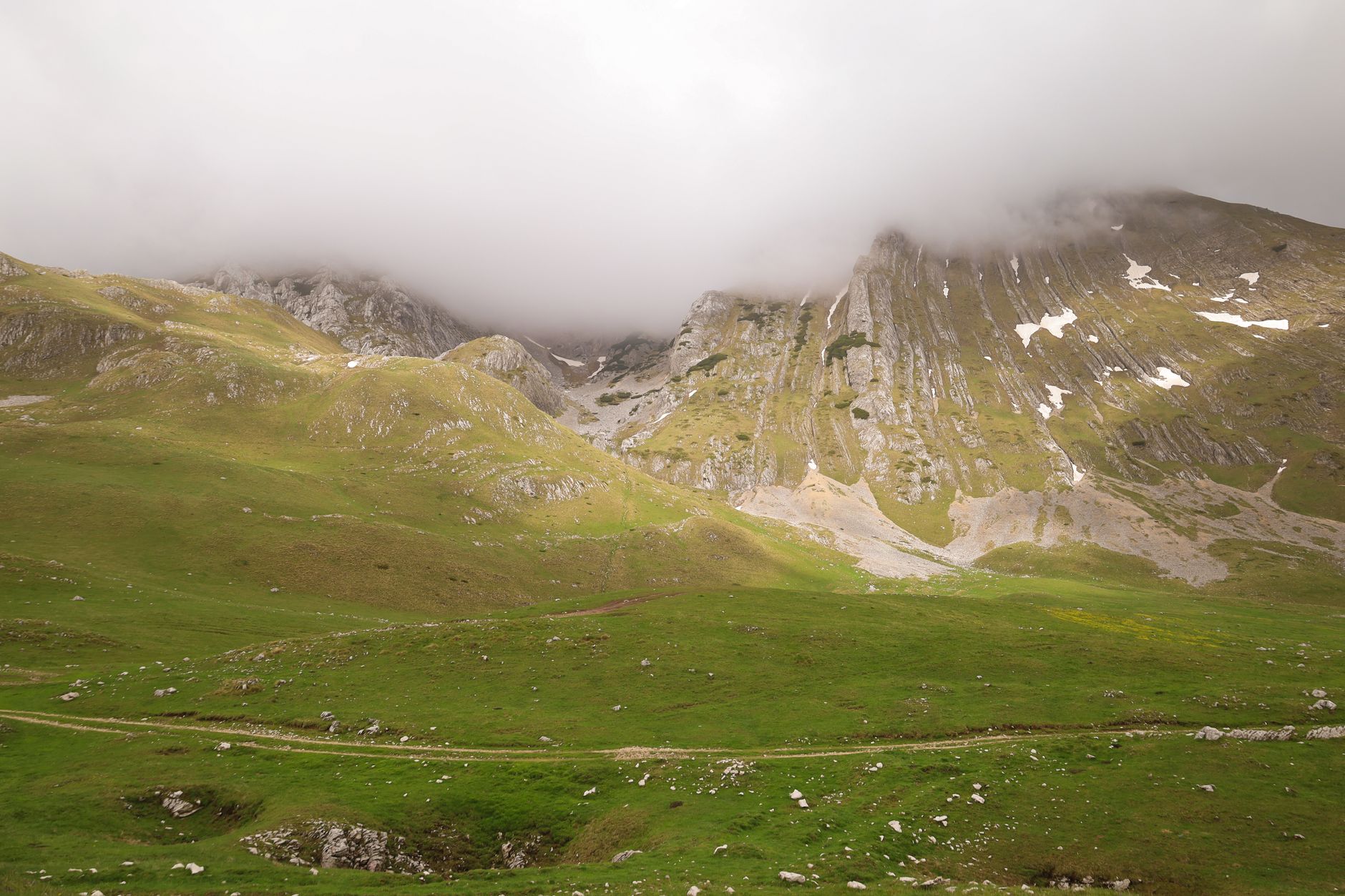 El Despertar de los Alpes Dináricos: Naturaleza Salvaje y Senda en el Parque Nacional de Durmitor