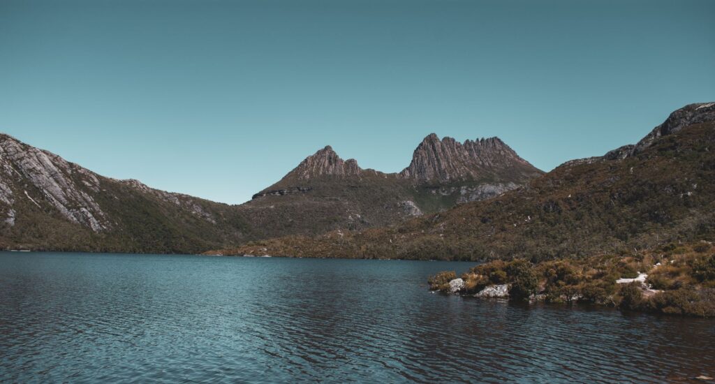 El laberinto intermodal de Tasmania: Navegación costera, pistas forestales y la frágil conectividad de la isla del fin del mundo