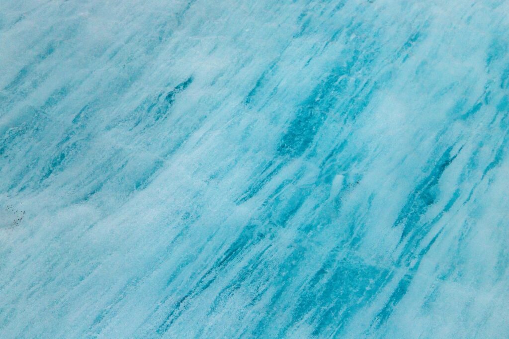 La Travesía del Glaciar Vatnajökull en Moto de Nieve: Guía de Expedición y Logística Polar por el Casquete de Hielo de Islandia