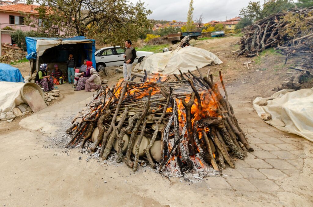 El latido de la teja artesanal: arcilla, fuego y memoria en los obradores de Albarracín