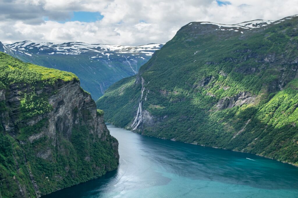 La Travesía del Ferrocarril de Bergen: Guía de Expedición y Logística Ferroviaria por las Alturas de los Fiordos de Noruega