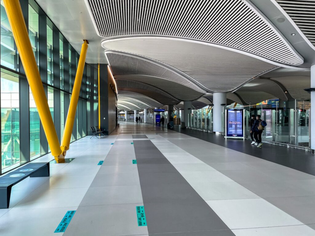 El fraude de las etiquetas de equipaje: Protegiendo tu maleta en los aeropuertos de 2026