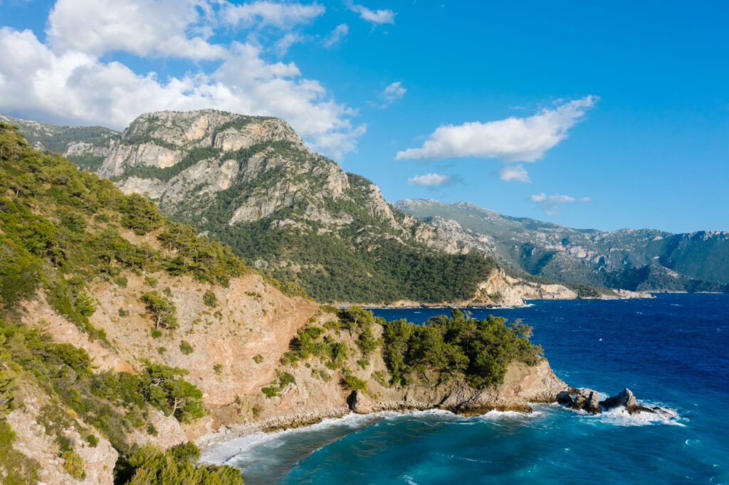La Travesía del Sentero de Lycian Way: Guía de Expedición y Senderismo por los Acantilados y Ruinas Licias de Turquía