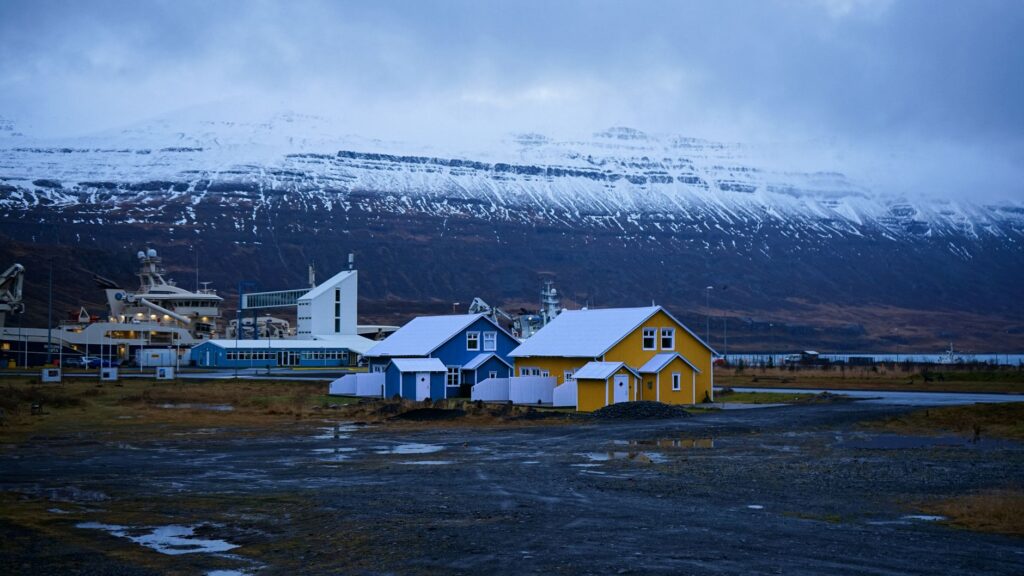 El latido del ferry de los fiordos occidentales: navegación remota y aislamiento atlántico en Islandia
