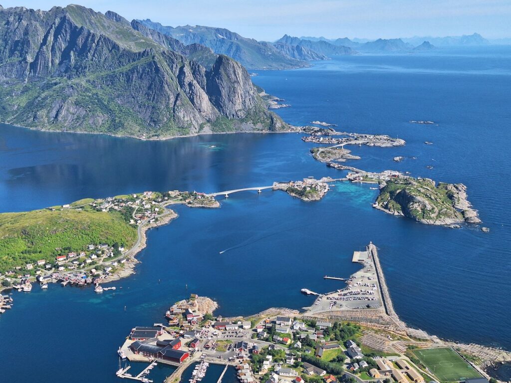 El laberinto de los fiordos árticos: cómo la navegación híbrida y los corredores multimodales transforman el transporte en las islas Lofoten
