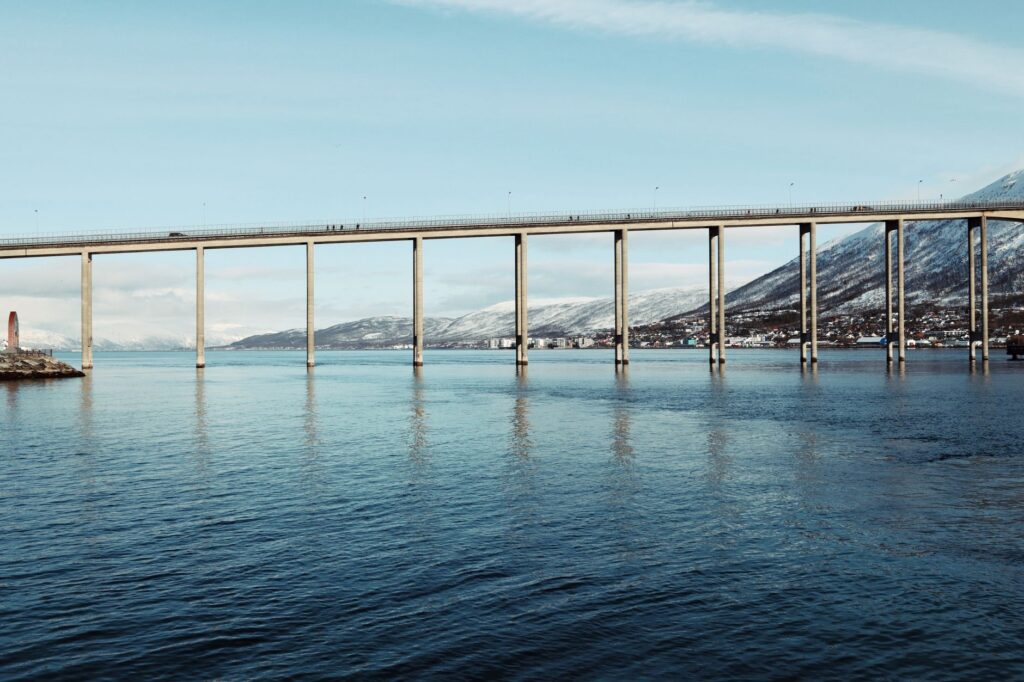 El latido ártico de las Islas Lofoten: Ingeniería de puentes, pasos de mar y la conectividad insular noruega