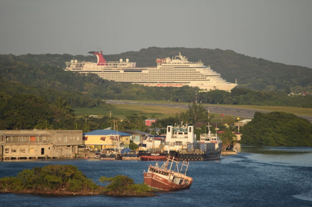 El laberinto intermodal del archipiélago de las islas de San Andrés: catamaranes de alta velocidad, pistas de arrecife y la frágil conectividad de un confín caribeño