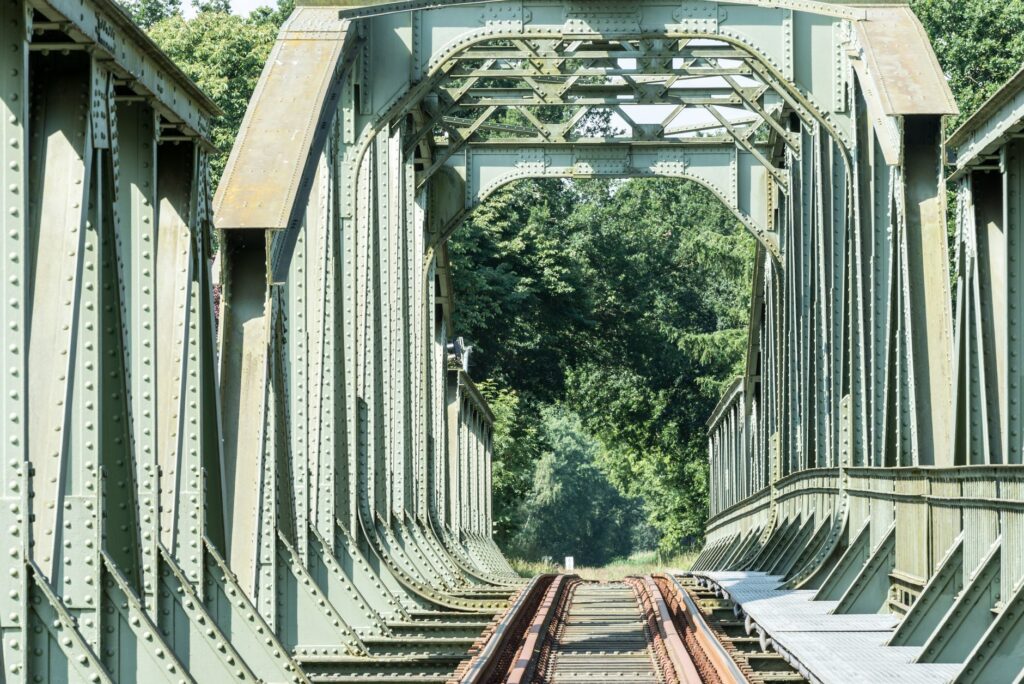 El Ferrocarril del Ruhr: Ingeniería industrial, logística de cuencas y conectividad ferroviaria histórica entre Essen y Duisburgo