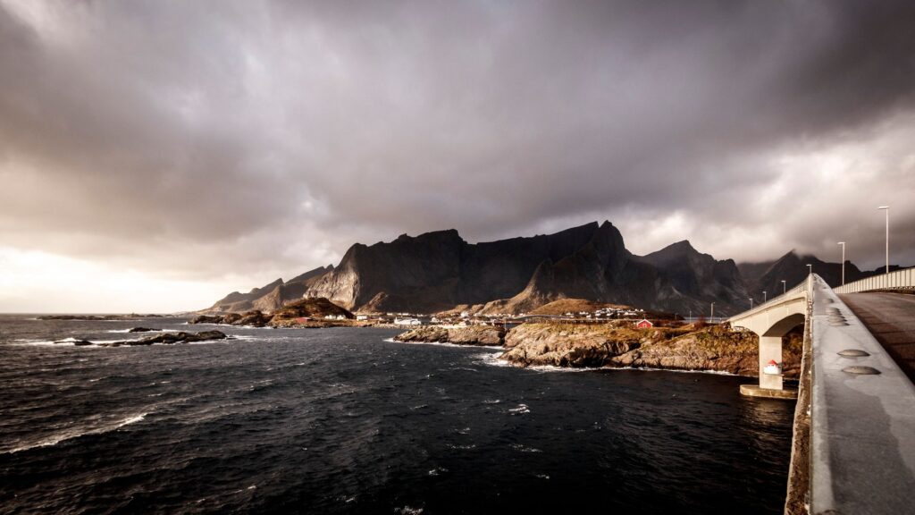El laberinto intermodal del archipiélago de las islas Lofoten: transbordadores de fiordo, carreteras de pilotes y la frágil conectividad de un confín ártico