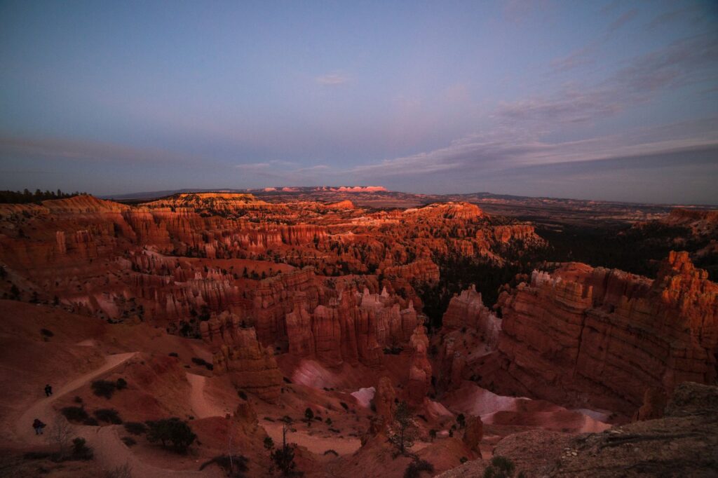 Campamentos bajo las estrellas y ranchos aislados: el arte de alojarse junto al abismo de Bryce Canyon