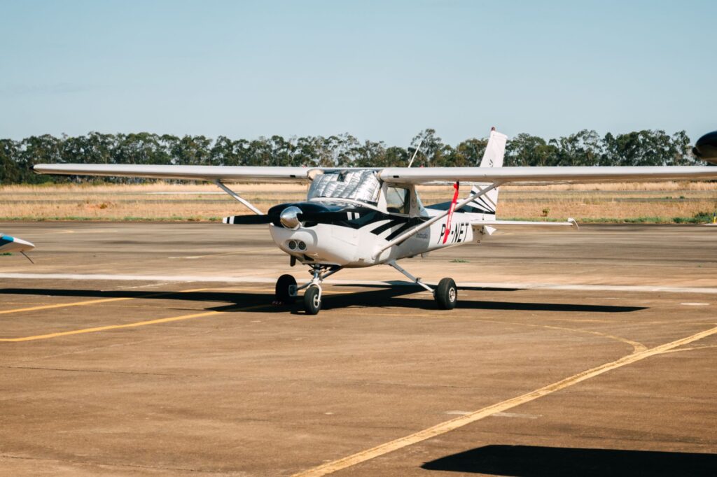 El laberinto intermodal del delta del Okavango: Mokoros tradicionales, avionetas de bush y la frágil conectividad de las islas anegadas