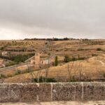El laberinto de las vertientes de pizarra: cómo los teleféricos de tracción solar y los senderos de piedra en seco transforman el transporte en la comarca de Las Hurdes