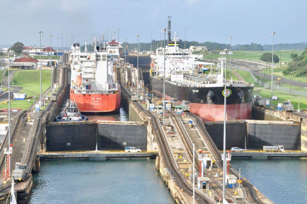El Canal de Panamá: La arteria interoceánica que redefine la logística y el turismo en el siglo XXI