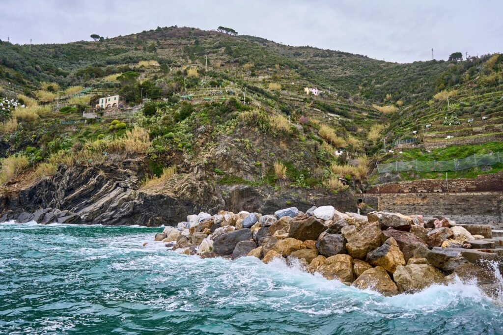 El latido secreto del ferrocarril de la Costa Brava: ingeniería férrea y el pulso mediterráneo entre acantilados