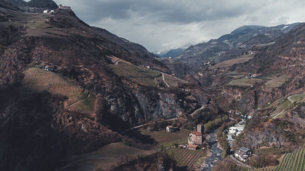 La Ruta del Bernina: Ingeniería Monumental y Paisaje Alpino entre los Alpes Suizos e Italianos