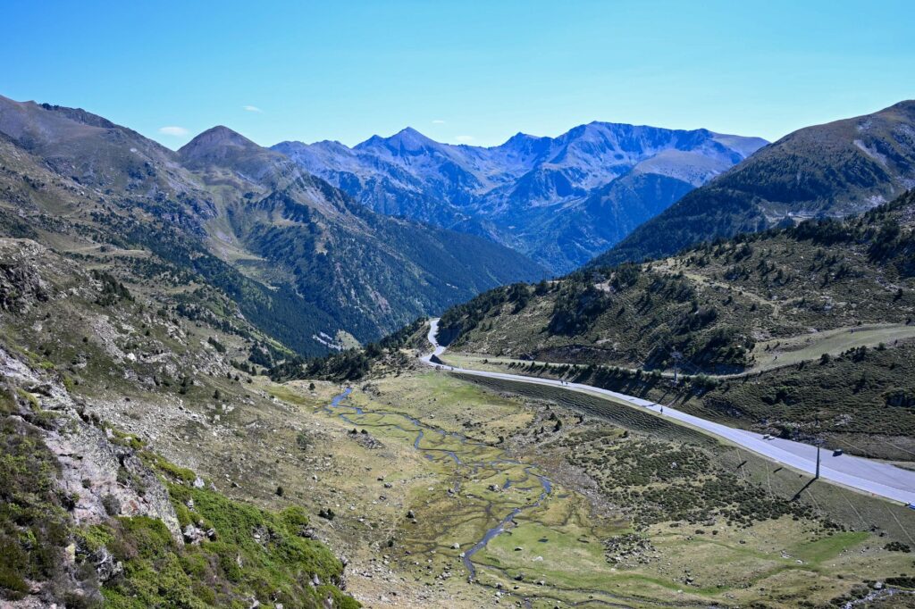 Conexiones sobre raíles elevados: el renacimiento de los trenes de cremallera en los Pirineos y su impacto en la conservación alpina