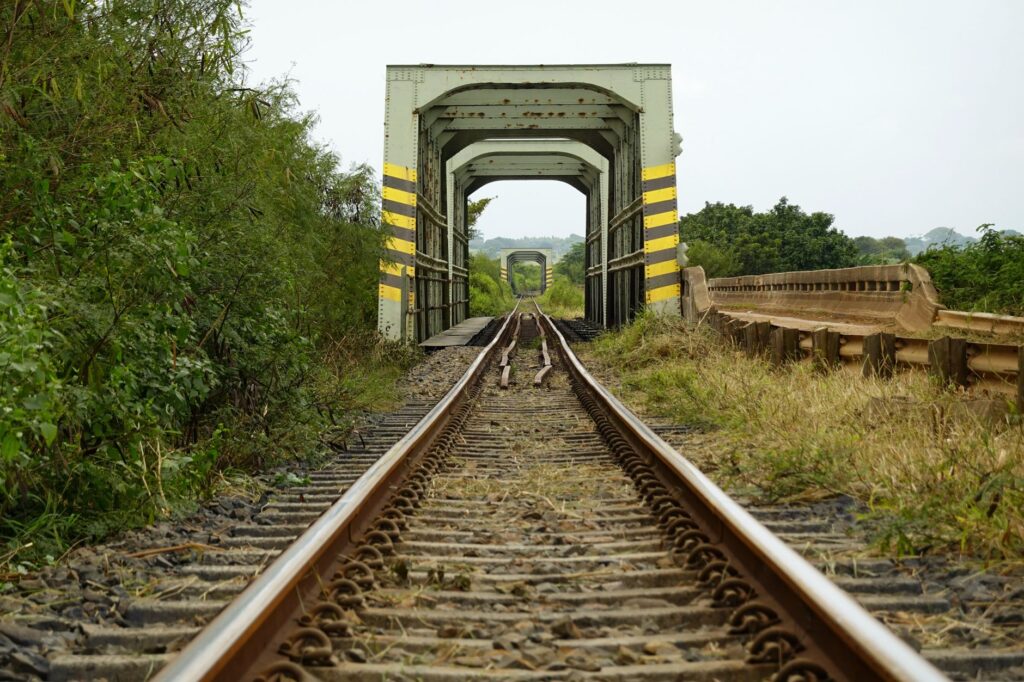 El latido secreto del ferrocarril de la Ría de Arousa: ingeniería férrea y el pulso marinero entre bateas y mareas